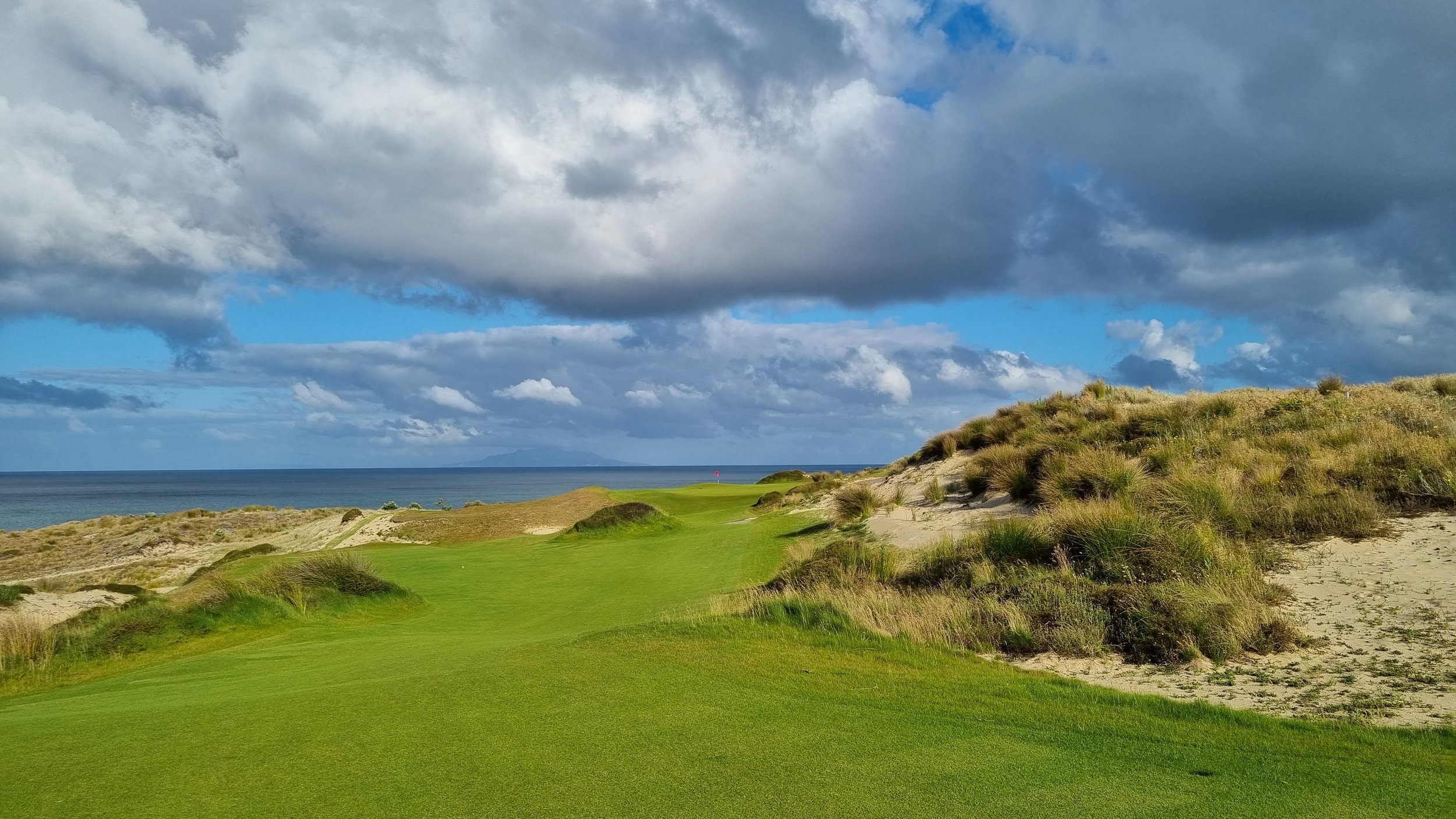 Coastal New Zealand golf course with fairways overlooking the ocean