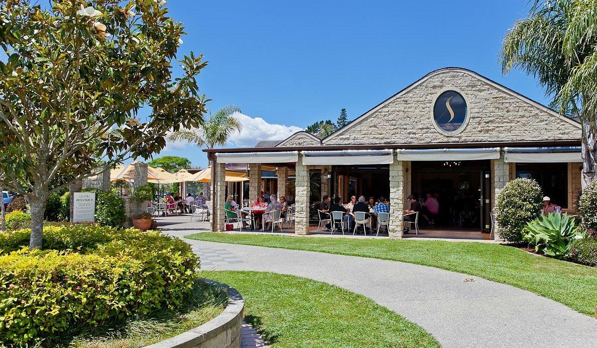 Outdoor dining at Soljans Estate Winery